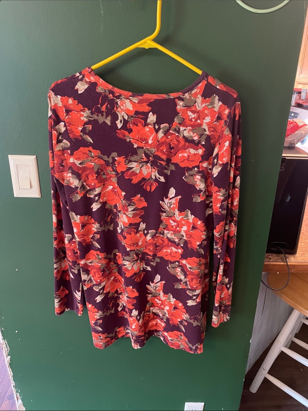 D&CO Women’s Long-Sleeve Floral Tunic Top - Burgundy with Red BloomSize Small - Picture 3 of 5